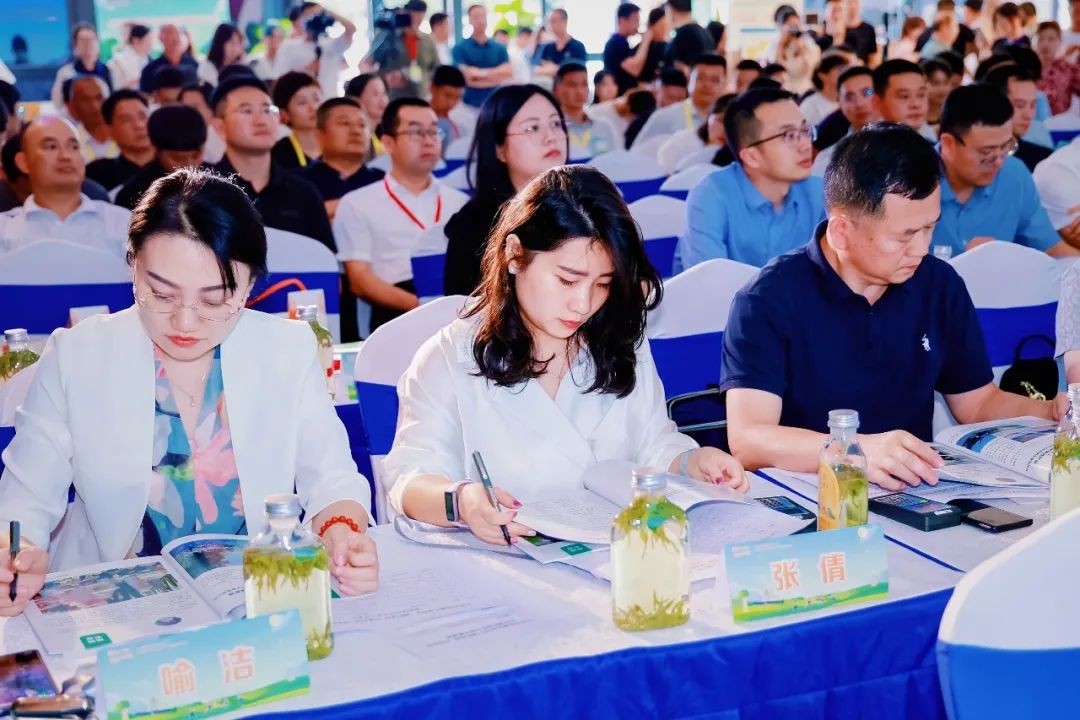 DƬ
